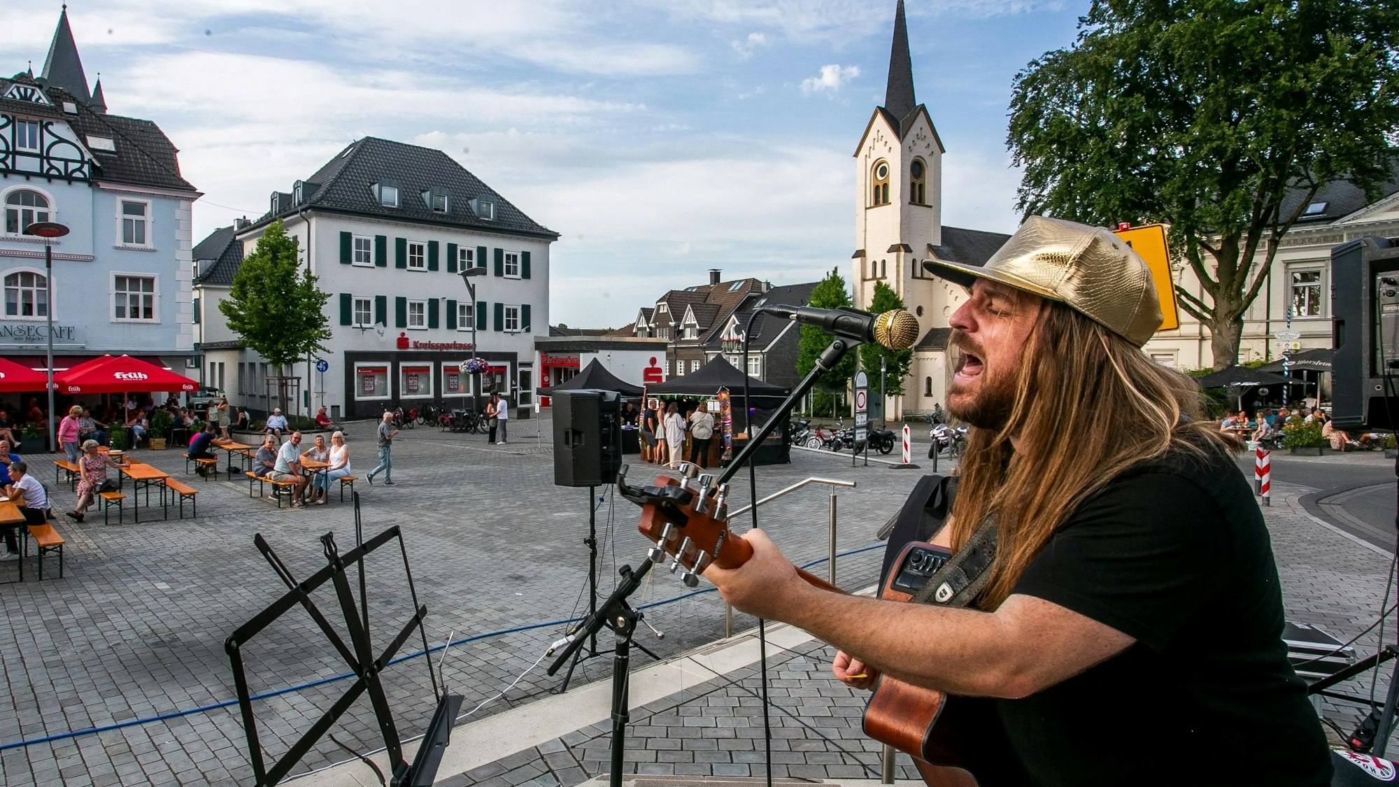 Das Foto zeigt den Musiker Brad Marr auf dem Wipperfürther Marktplatz.