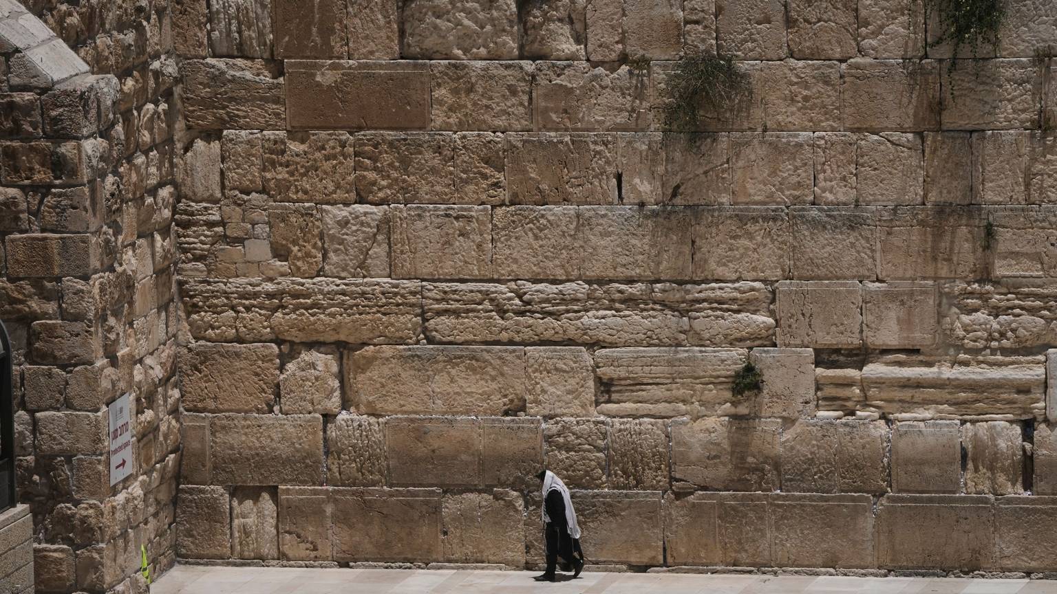 Jerusalem: Die Klagemauer, die heiligste Stätte, an der Juden beten können, steht fast leer, da das israelische Heimatfrontkommando nach einem israelischen Militärschlag gegen den Iran öffentliche Versammlungen in der Jerusalemer Altstadt verboten hat.
