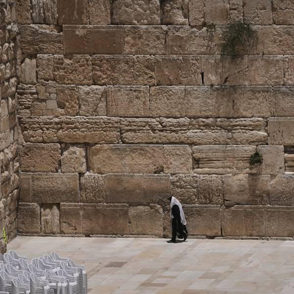 Jerusalem: Die Klagemauer, die heiligste Stätte, an der Juden beten können, steht fast leer, da das israelische Heimatfrontkommando nach einem israelischen Militärschlag gegen den Iran öffentliche Versammlungen in der Jerusalemer Altstadt verboten hat.
