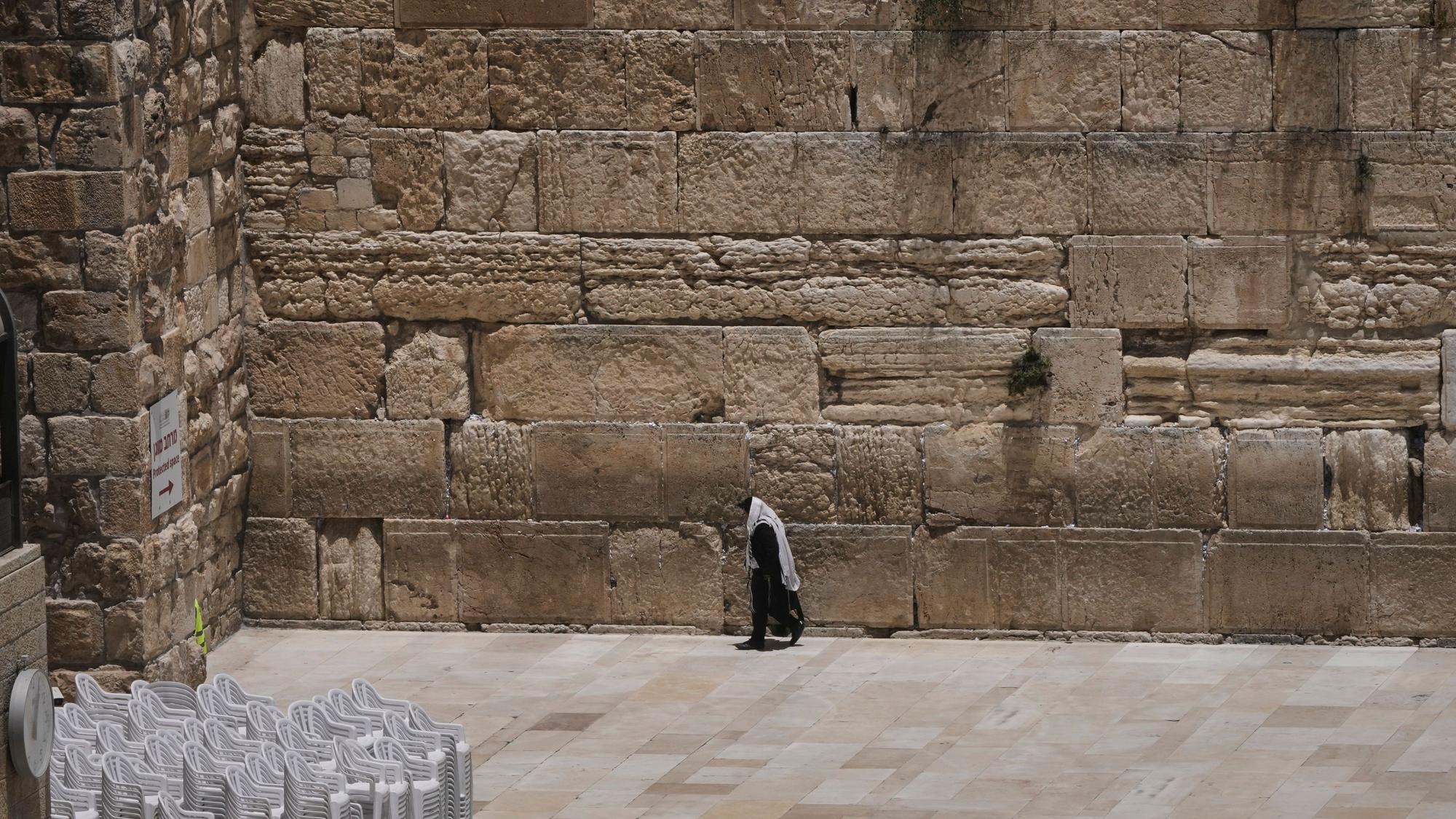 Jerusalem: Die Klagemauer, die heiligste Stätte, an der Juden beten können, steht fast leer, da das israelische Heimatfrontkommando nach einem israelischen Militärschlag gegen den Iran öffentliche Versammlungen in der Jerusalemer Altstadt verboten hat.