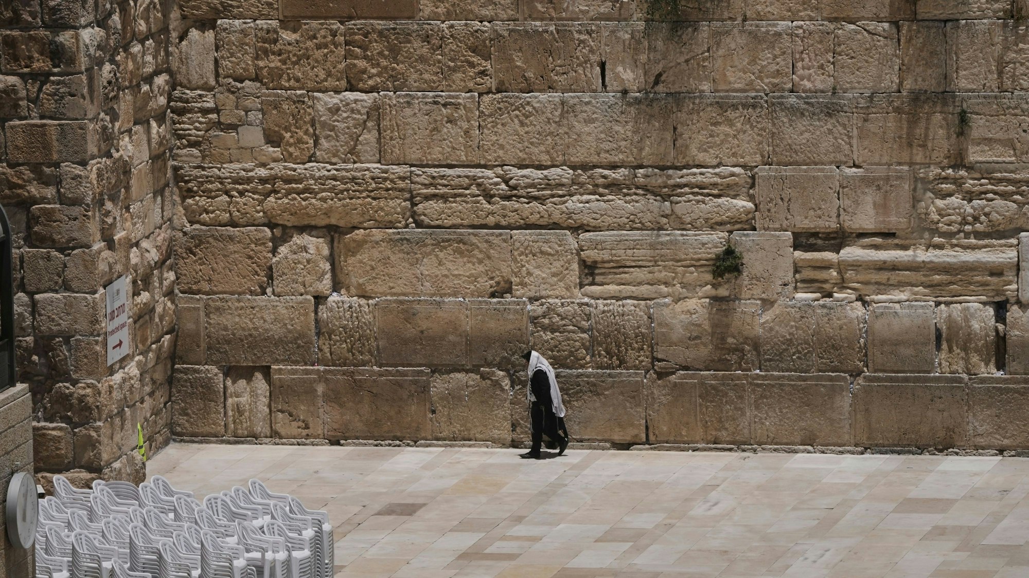 Jerusalem: Die Klagemauer, die heiligste Stätte, an der Juden beten können, steht fast leer, da das israelische Heimatfrontkommando nach einem israelischen Militärschlag gegen den Iran öffentliche Versammlungen in der Jerusalemer Altstadt verboten hat.