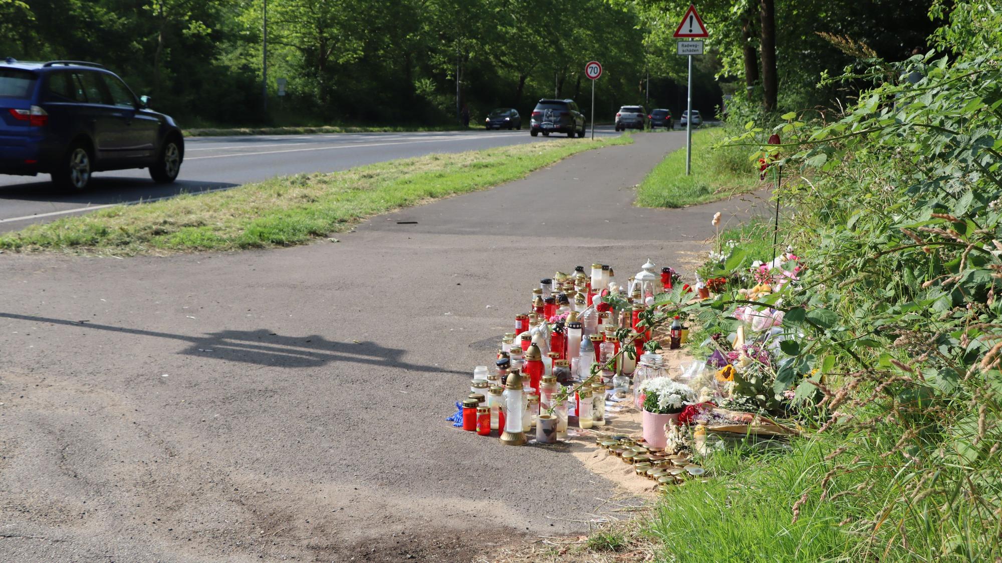 So viele Menschen haben an der Unfallstelle Blumen, Kerzen und Stofftiere niedergelegt, dass sie alle gar nicht mehr auf die Verkehrsinsel gepasst hätten. Die Gedenkstätte wurde deswegen an den Straßenrand verlegt.