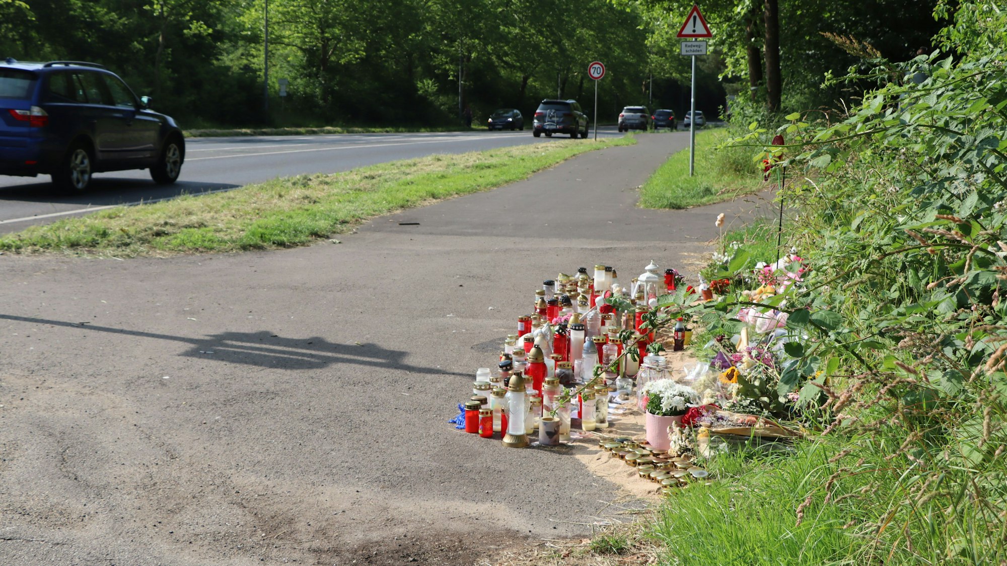 So viele Menschen haben an der Unfallstelle Blumen, Kerzen und Stofftiere niedergelegt, dass sie alle gar nicht mehr auf die Verkehrsinsel gepasst hätten. Die Gedenkstätte wurde deswegen an den Straßenrand verlegt.
