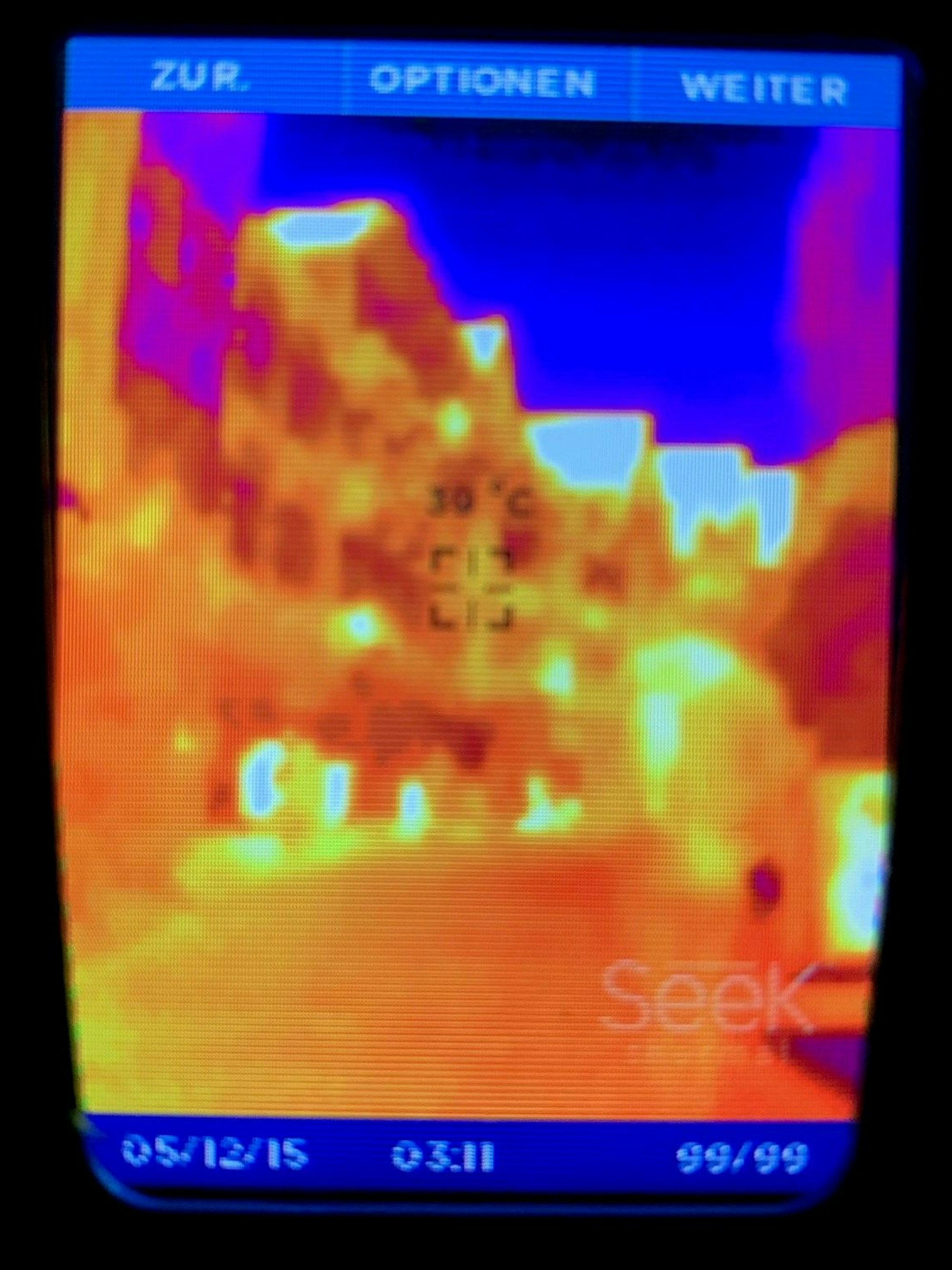 Der Hitzemesser von Dr. Karsten Brandt zeigt's: In der Holzgasse steht die Hitze, kein blauer Fleck für eine kühle Stelle ist sichtbar.