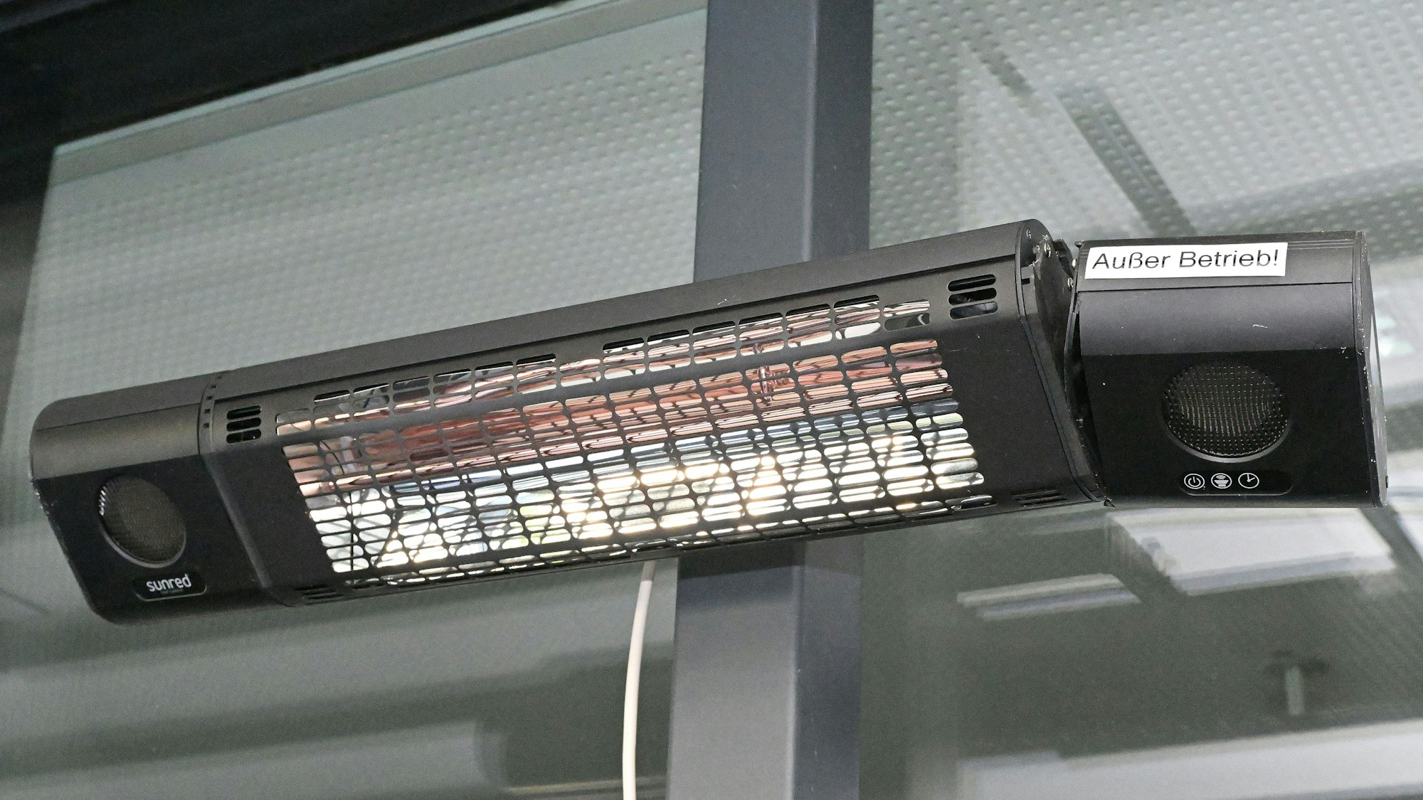 Ein Heizstrahler im Wintergarten der Schloss-Gaststätte ist „außer Betrieb“, damit eindringendes Regenwasser nicht für Schäden sorgen kann.