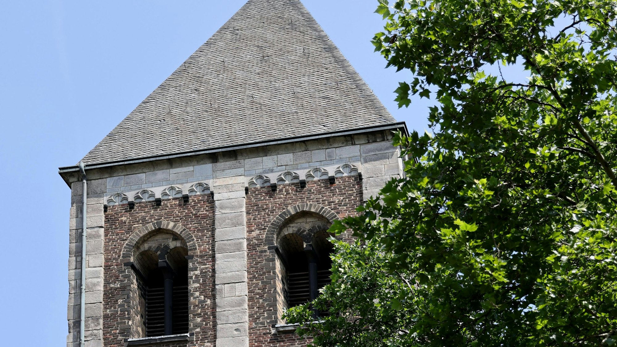 Heute wirkt das Dach von Klein St. Martin sehr unscheinbar. Vor dem Zweiten Weltkrieg allerdings hatte der Turm gegenüber St. Maria im Kapitol einen steil aufragenden, vom Neumarkt aus sichtbaren Dachstuhl.
