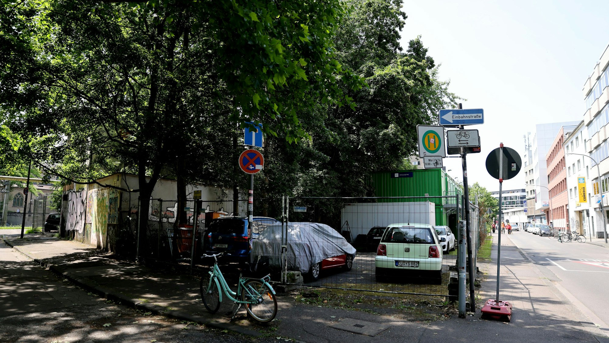 Südlich der Löwengasse (r.) soll das Interim der Feuerwache 1 entstehen. Die alte Druckerei (l.) soll abgerissen werden.
