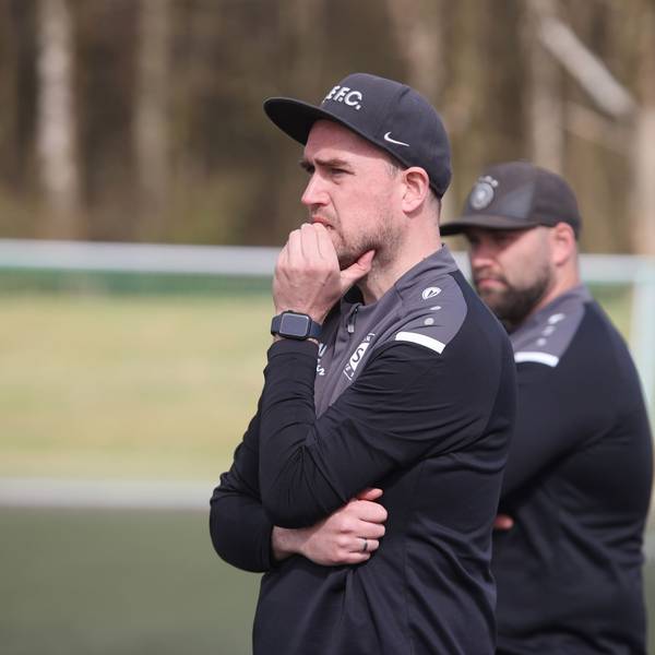 SVF-Trainer Christoph Liehn blickt aufs Spielfeld.