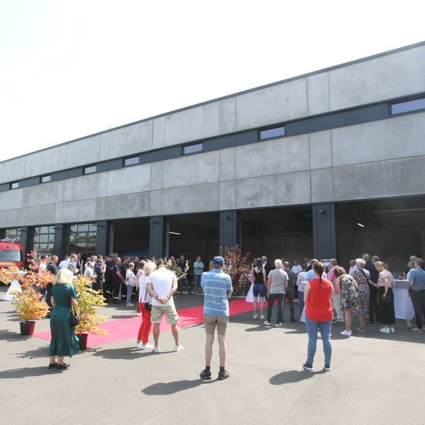 Die imposante Halle mit acht Toren bildet das Herzstück des neuen Feuerwehrgerätehaus in Neunkirchen.