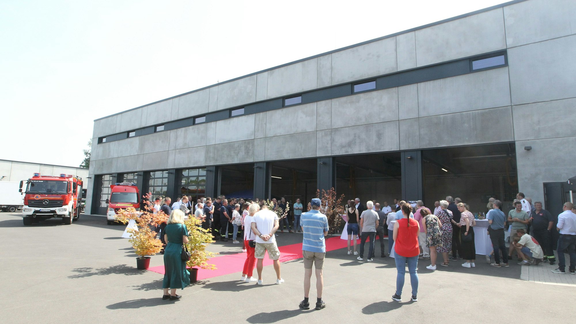 Die imposante Halle mit acht Toren bildet das Herzstück des neuen Feuerwehrgerätehaus in Neunkirchen.