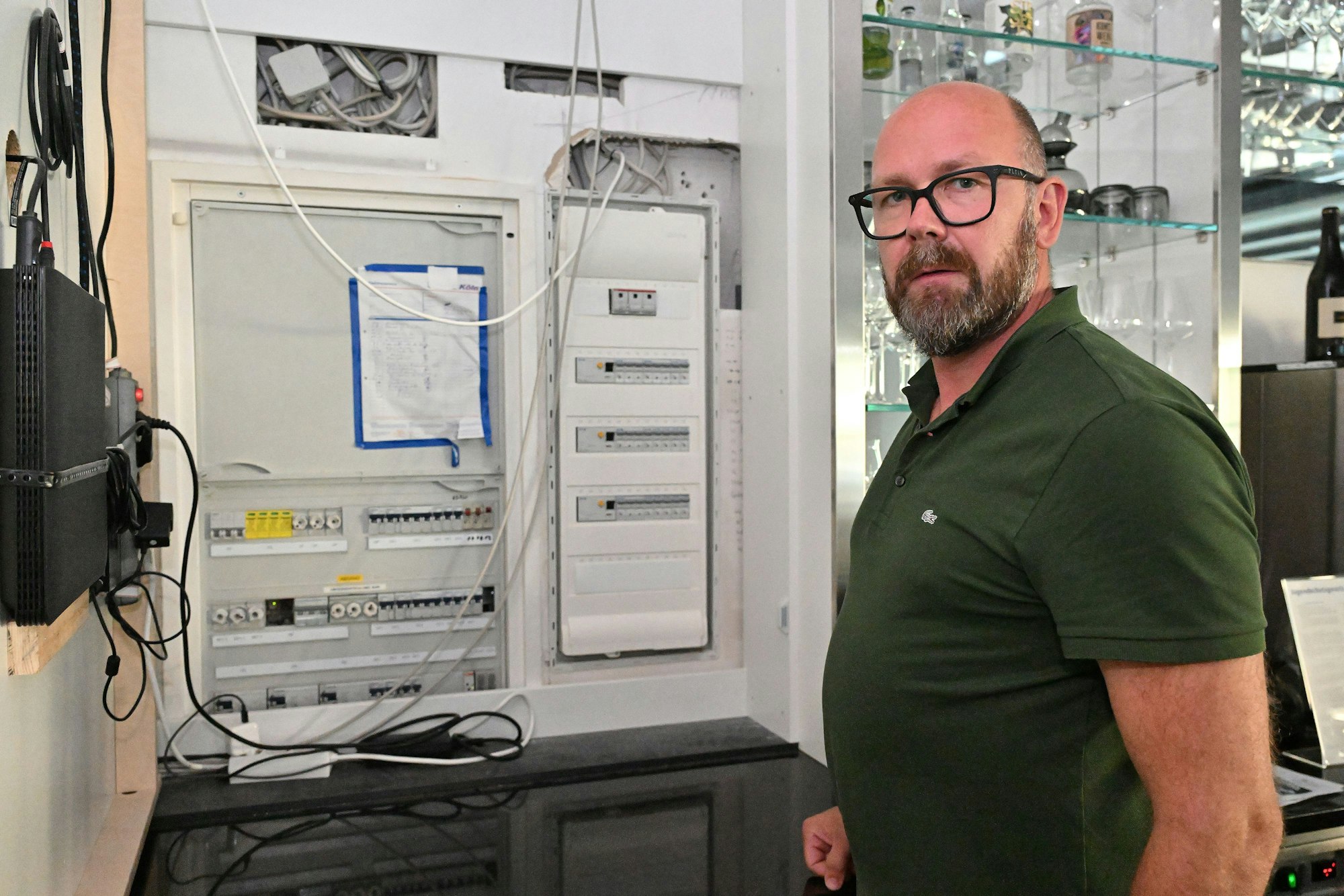 Ein Sicherungskasten in der Schloss-Gaststätte Üül entspricht laut Betreiber Thomas Füllengraben nicht der DIN-Norm.