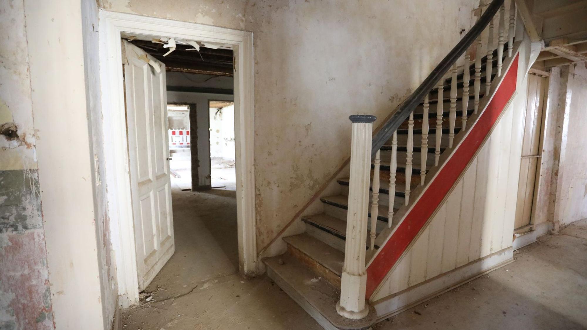 Über eine alte Holztreppe geht es ins Obergeschoss.