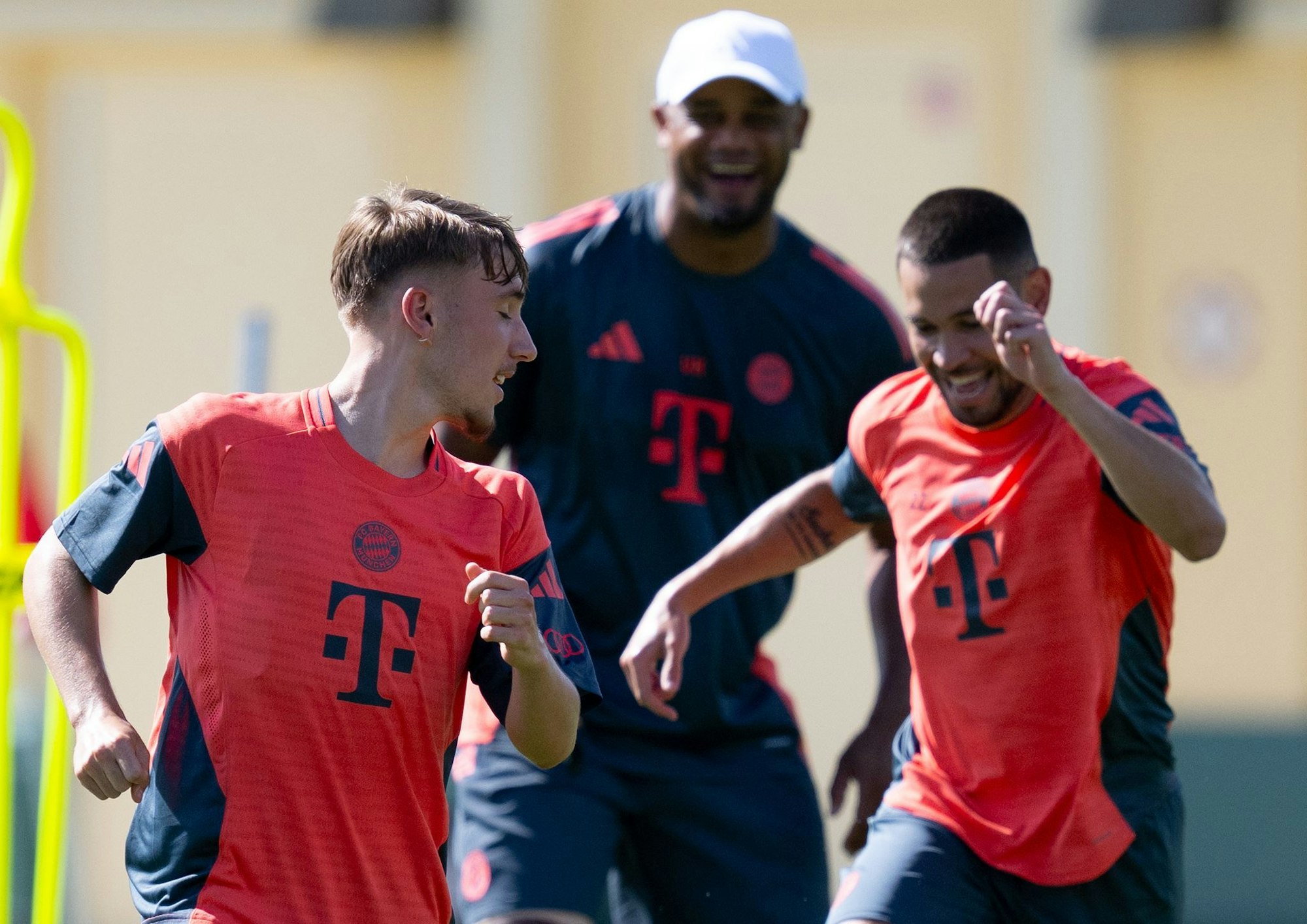 Trainer Vincent Kompany, hier beim Training mit Nachwuchstalent Lennart Karl (l) und Raphael Guerreiro (r), plant Großes in den USA.