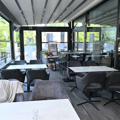 Die Gaststätte Üül am Schloss Eulenbroich in Rösrath ist seit Ende Mai geschlossen. Die Betreiber sehen aufgrund von baulichen Mängeln und Sicherheitsbedenken vorerst keine Möglichkeit zum Weiterbetrieb.