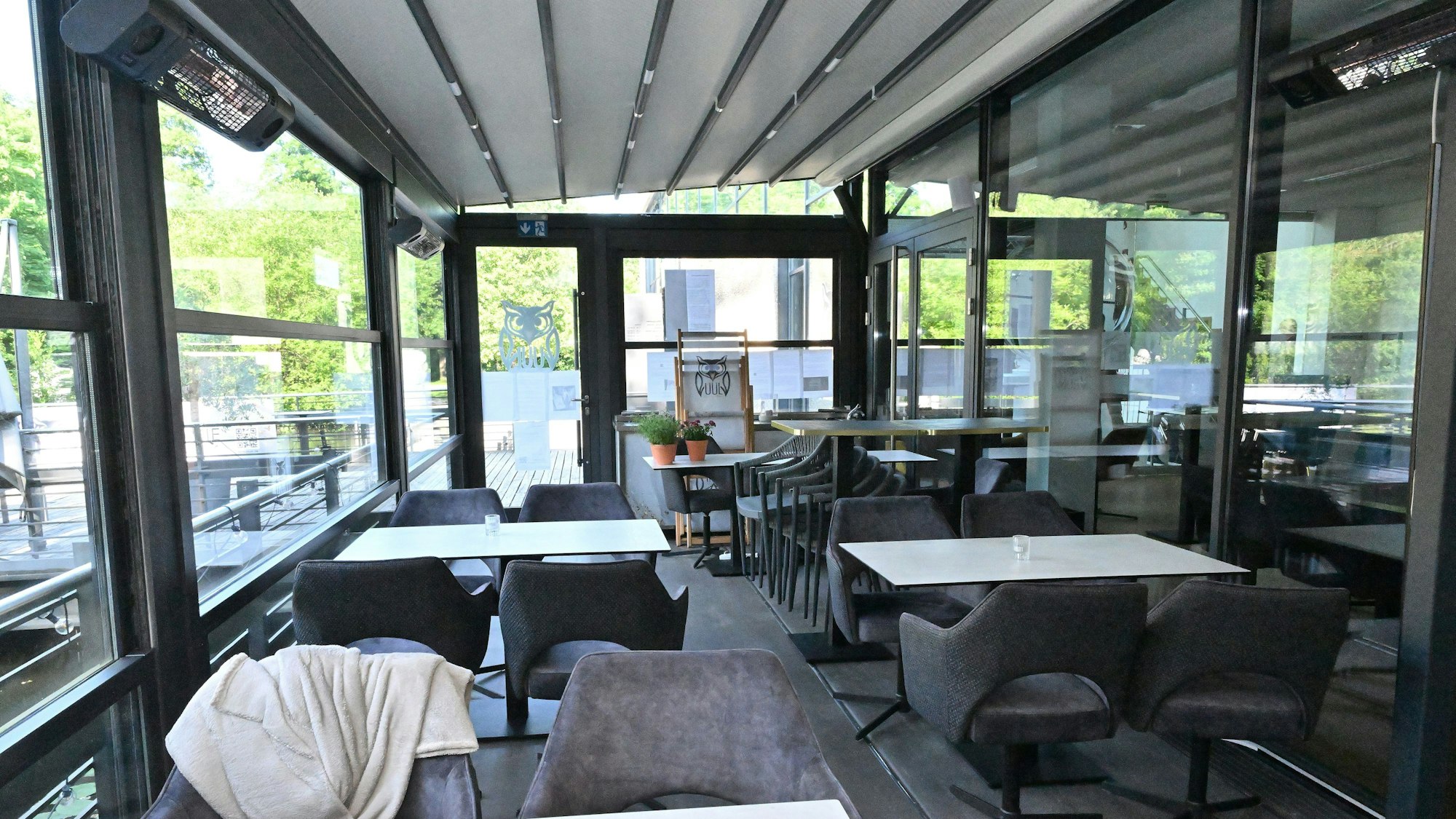 Die Gaststätte Üül am Schloss Eulenbroich in Rösrath ist seit Ende Mai geschlossen. Die Betreiber sehen aufgrund von baulichen Mängeln und Sicherheitsbedenken vorerst keine Möglichkeit zum Weiterbetrieb.