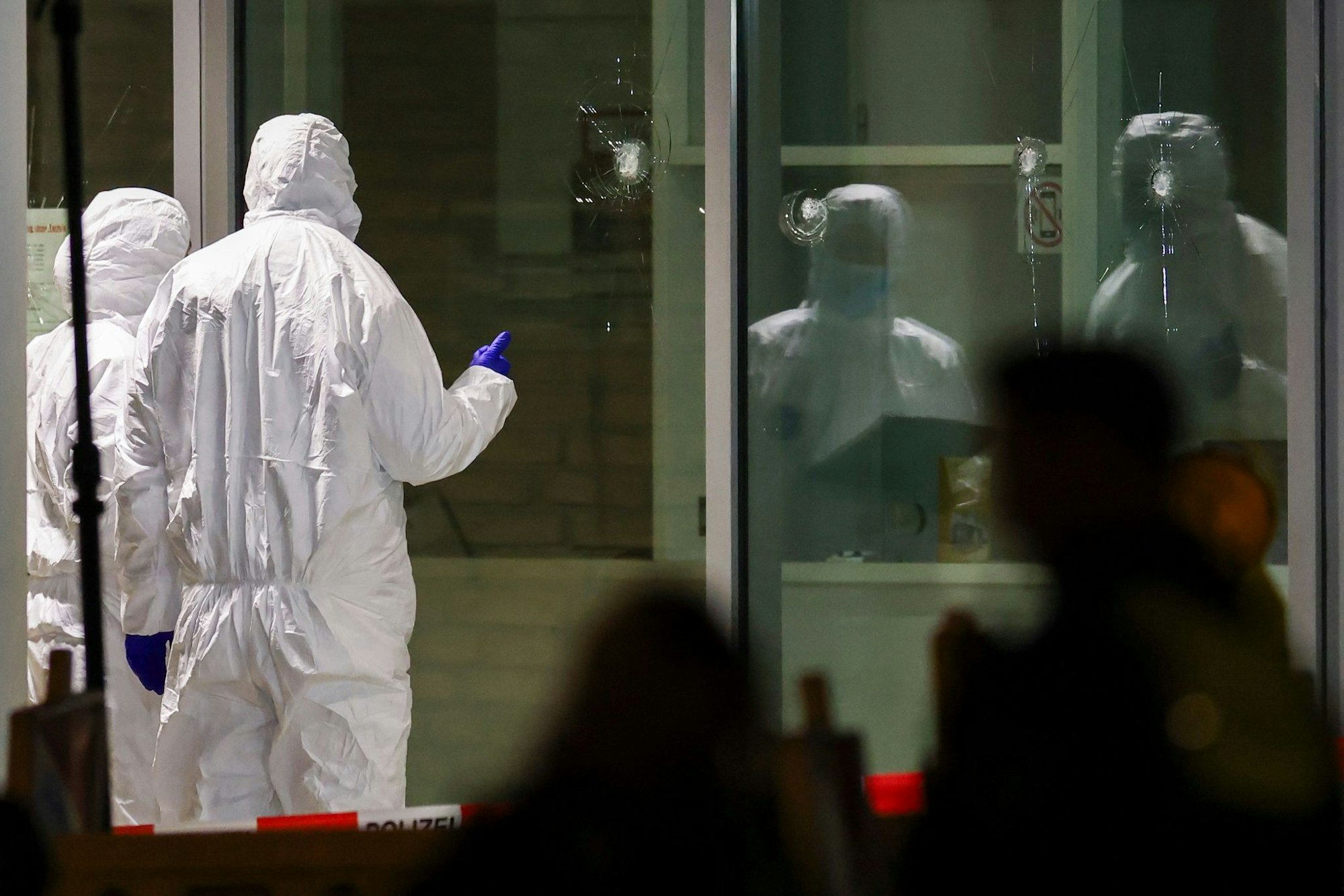 Die Spurensicherung untersucht Einschusslöcher im Foyer eines großen Kinos in Krefeld: Hier hatte die Polizei den Verdächtigen niedergeschossen. (Archivbild)