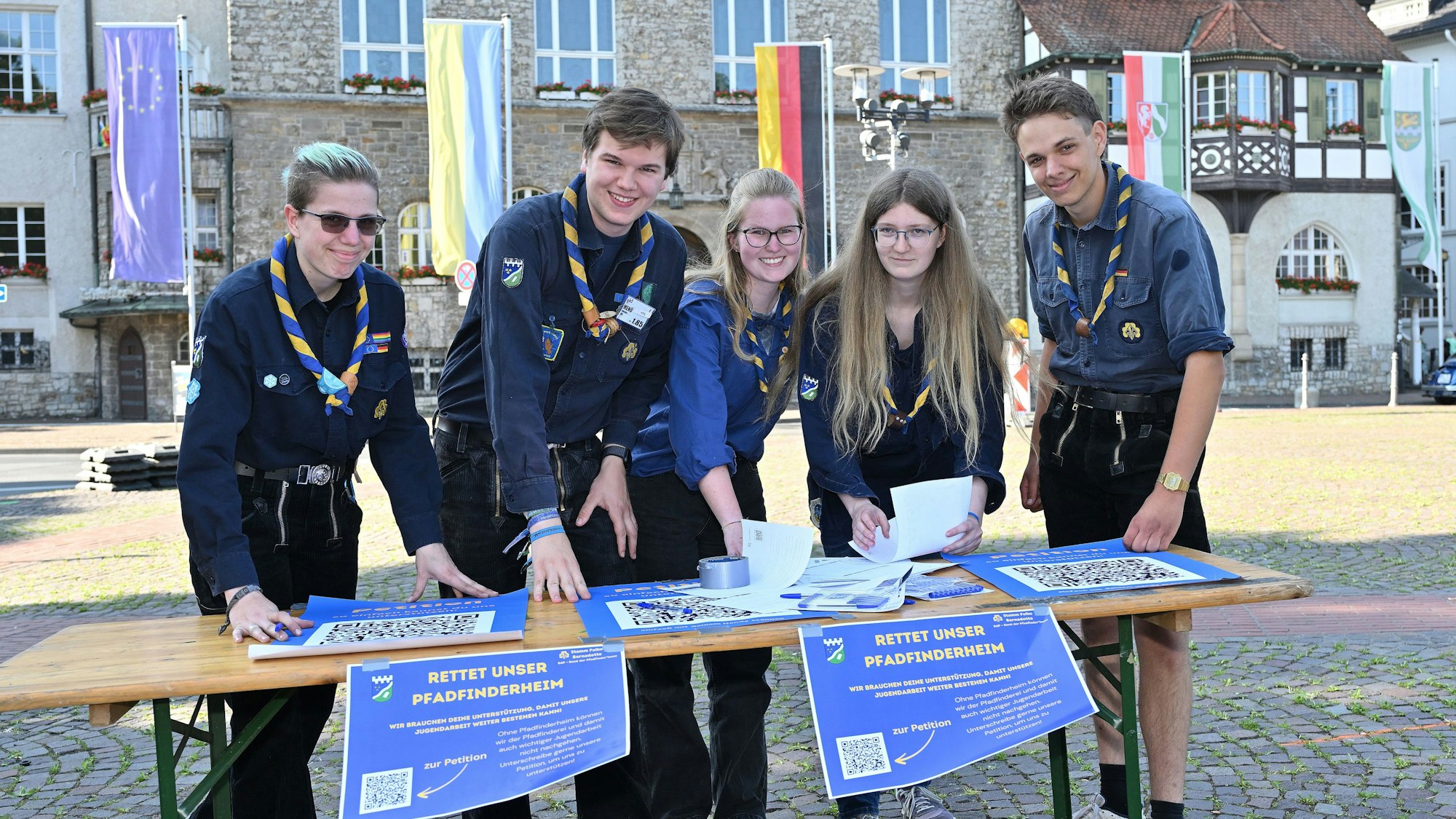 Das Foto zeigt die Pfadfinder bei der Unterschriftensammlung