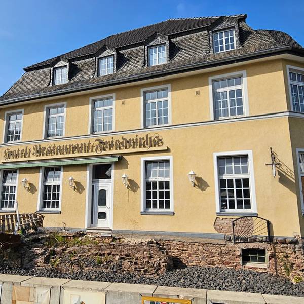 Blick auf das Hotel Friedrichs mit der zerstörten Außenterrasse.