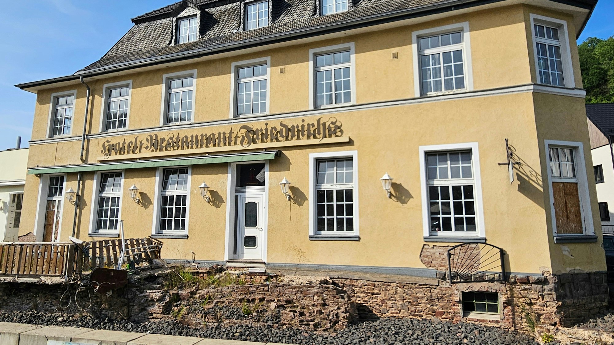 Blick auf das Hotel Friedrichs mit der zerstörten Außenterrasse.