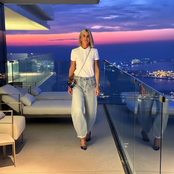 Das Bild zeigt Carolin Dahmen auf dem Balkon eines Hotels.