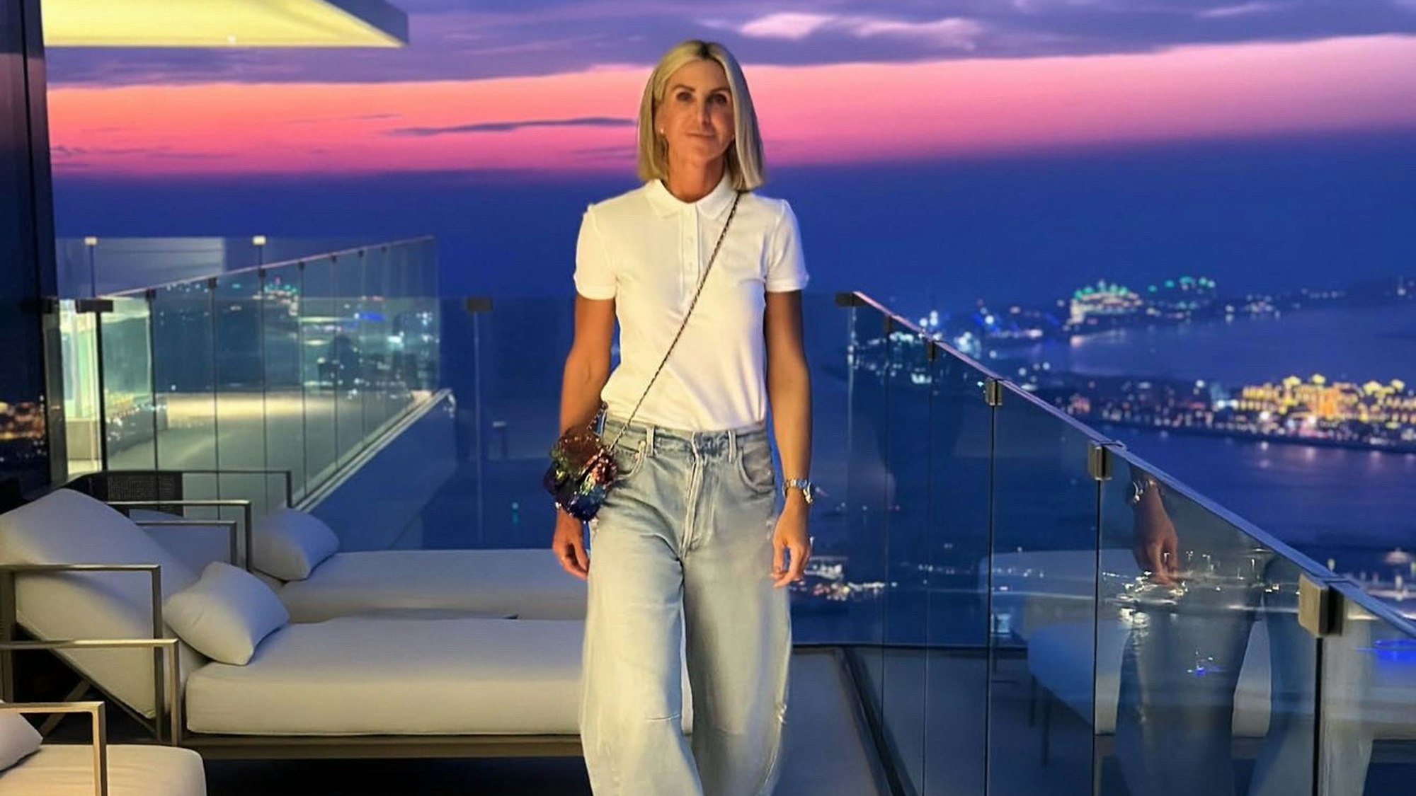 Das Bild zeigt Carolin Dahmen auf dem Balkon eines Hotels.