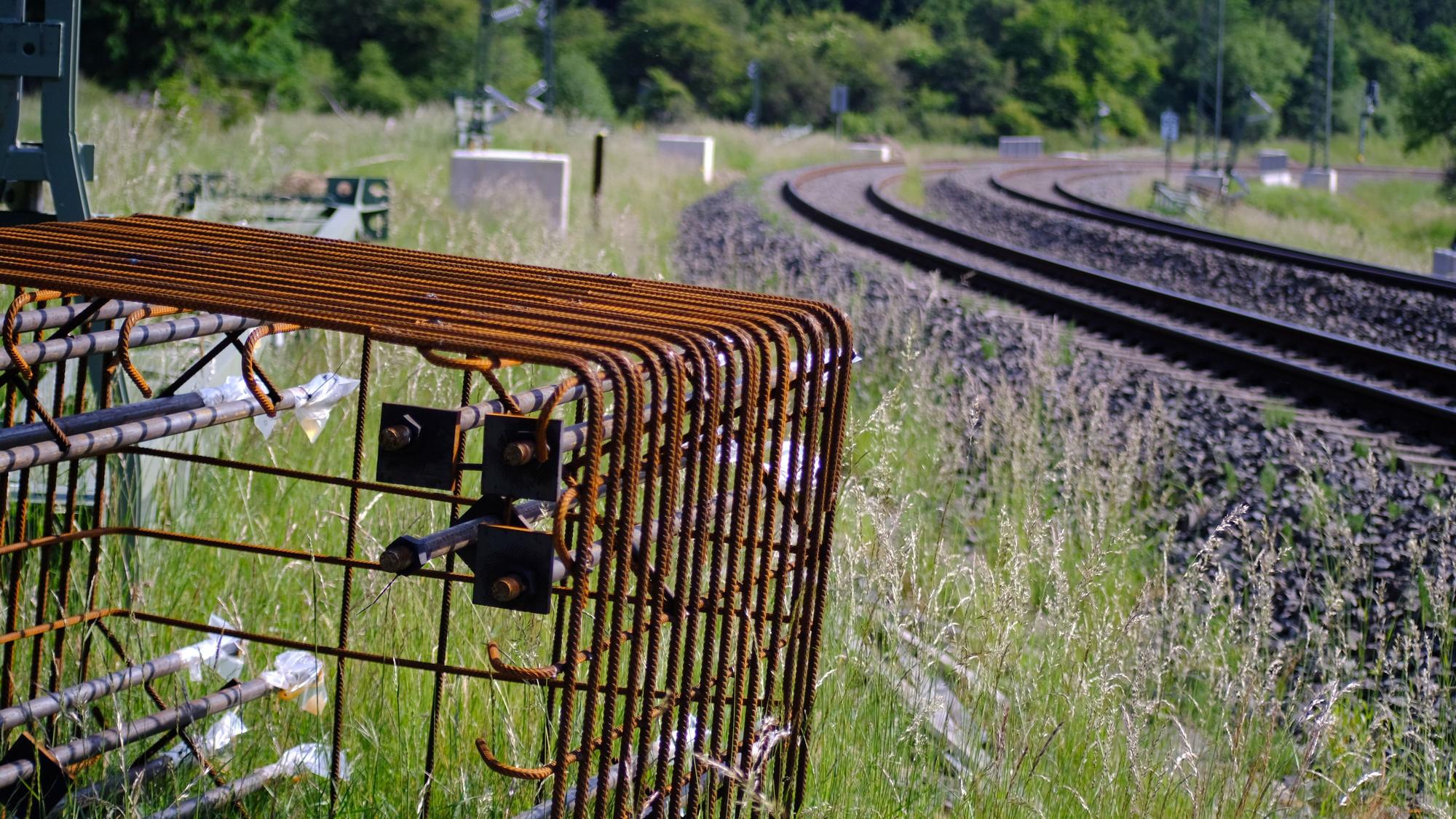 In der Nähe des Bahnhofs Blankenheim (Wald) liegt ein Bewehrungskorb für das Fundament eines Oberleitungsmasts.