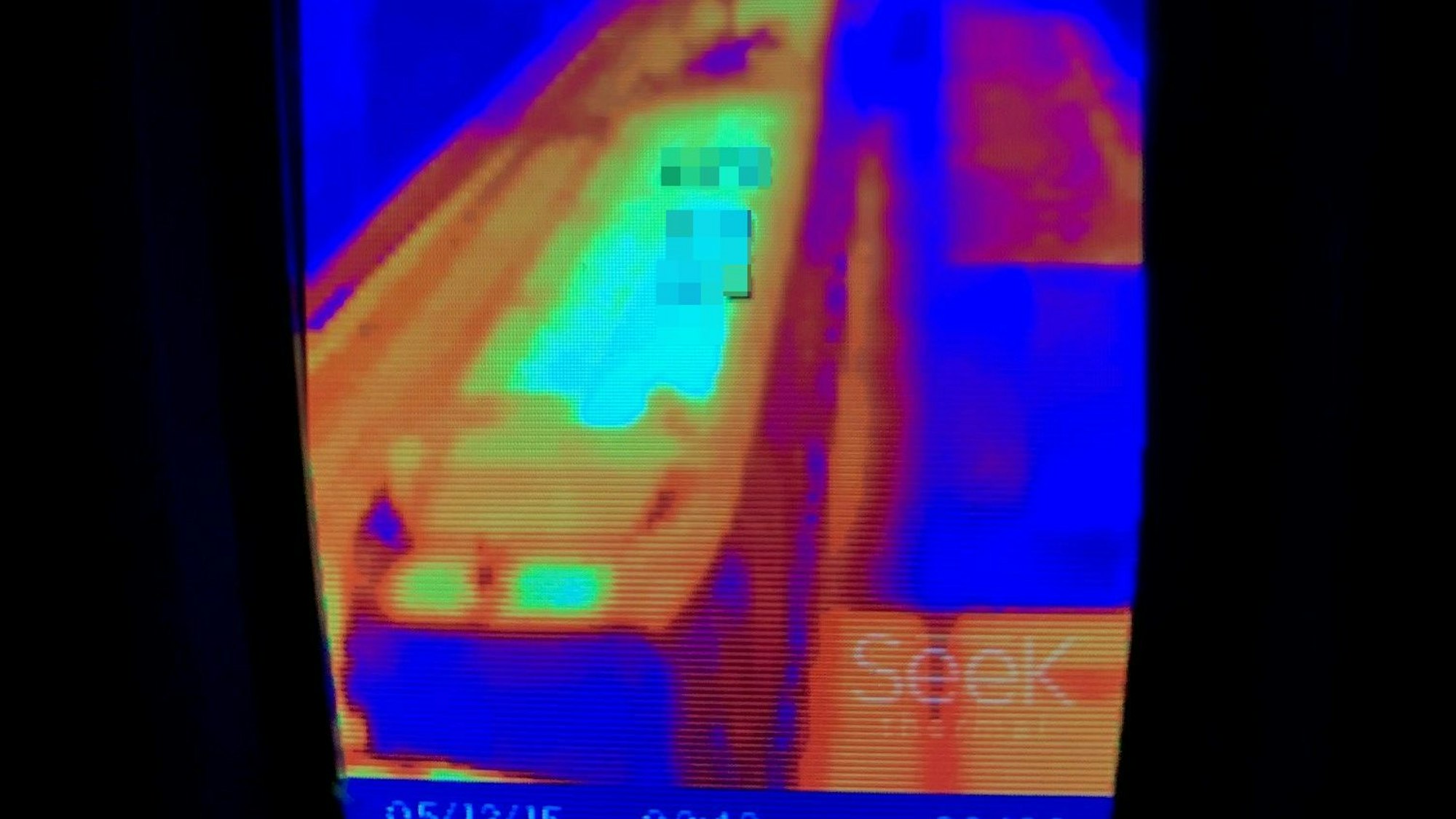 Der Hitzemesser von Dr. Karsten Brandt zeigt hellgelb die heißesten Stellen auf. Das Dach der wartenden Linie 66 ist 56 Grad warm.