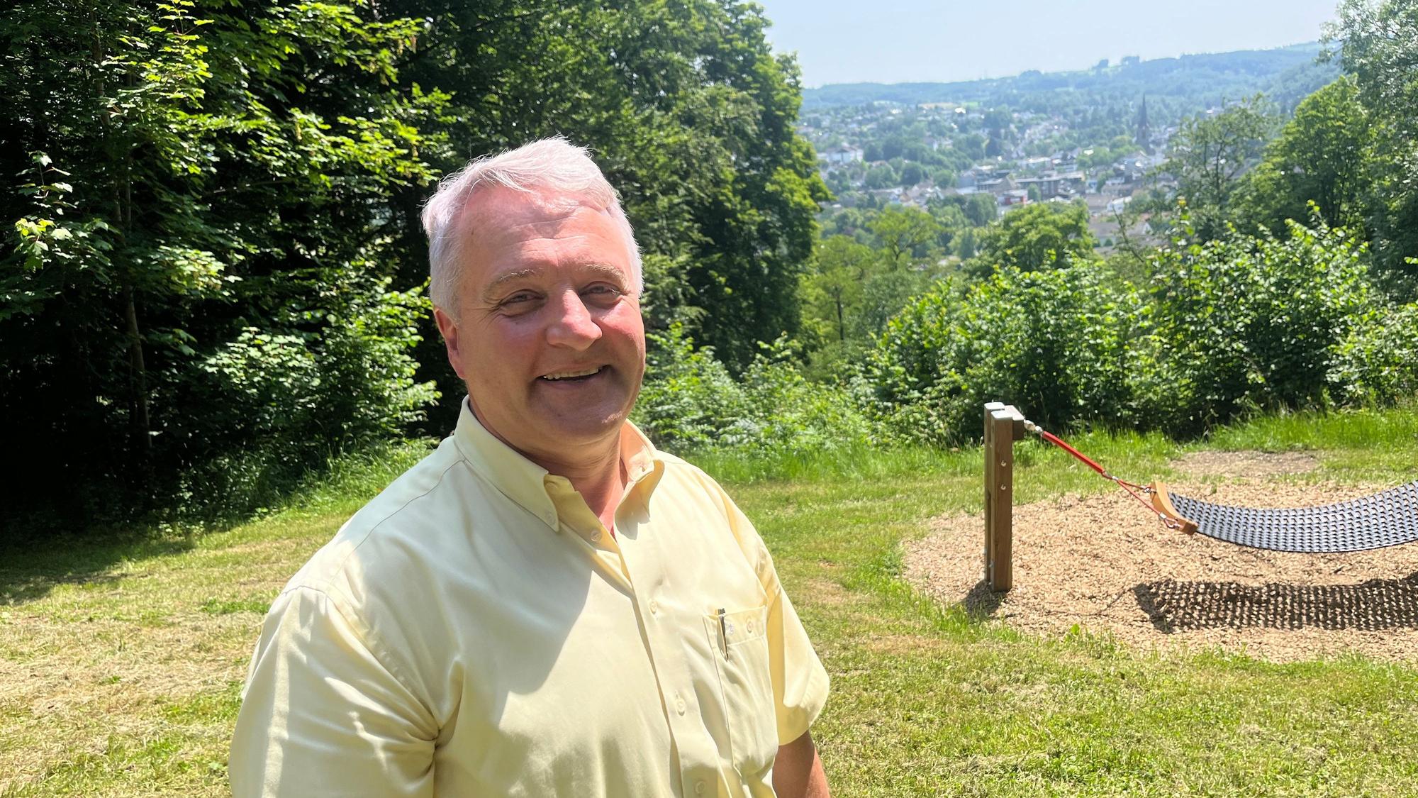 Amtsinhaber Rainer Viehof (parteilos) bewirbt sich bei der Kommunalwahl am 14. September 2025 erneut für den Chefsessel im Rathaus an. Am Kelterser Berg will er ein Trauzimmer einrichten.
