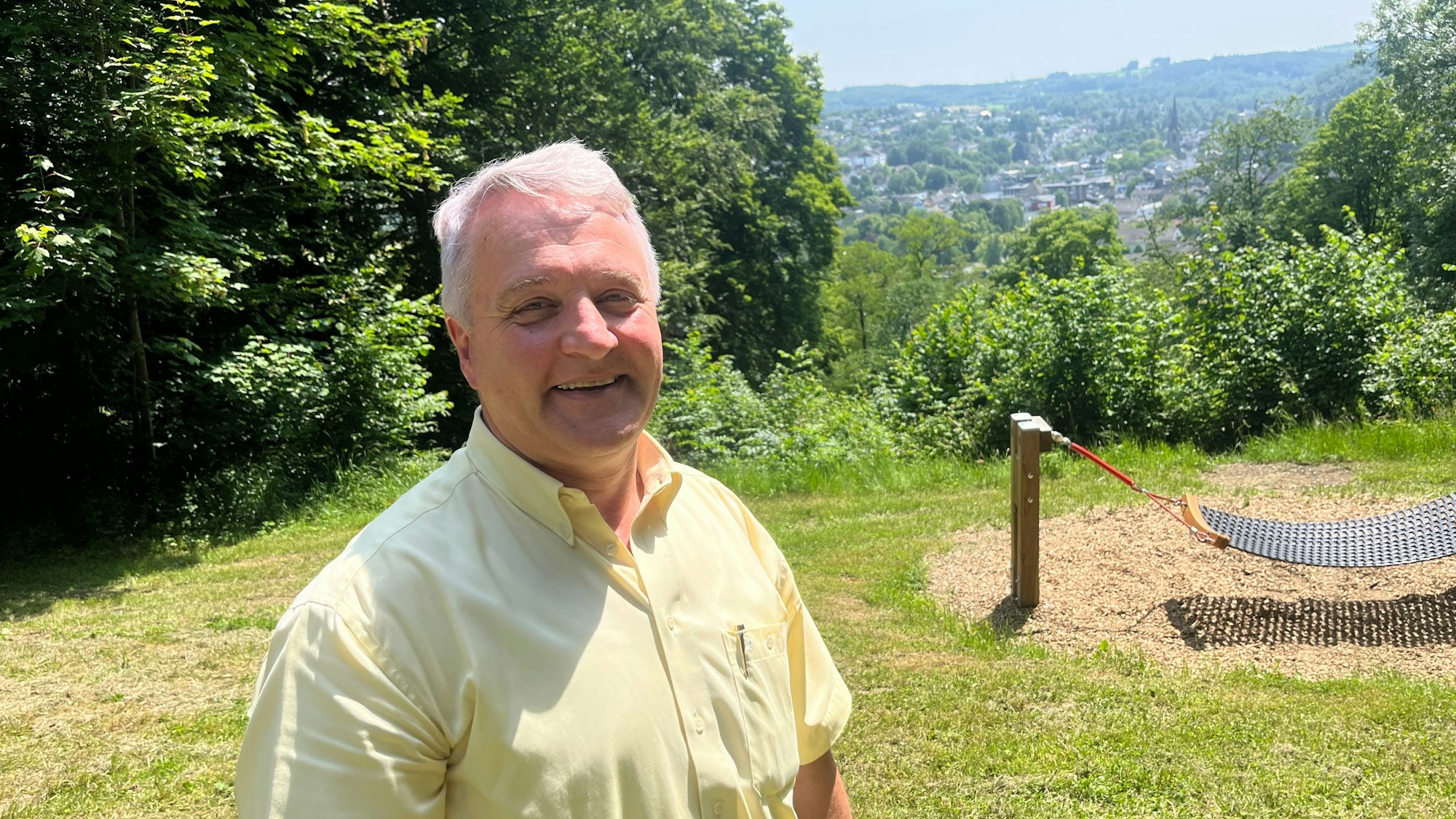 Amtsinhaber Rainer Viehof (parteilos) bewirbt sich bei der Kommunalwahl am 14. September 2025 erneut für den Chefsessel im Rathaus an. Am Kelterser Berg will er ein Trauzimmer einrichten.