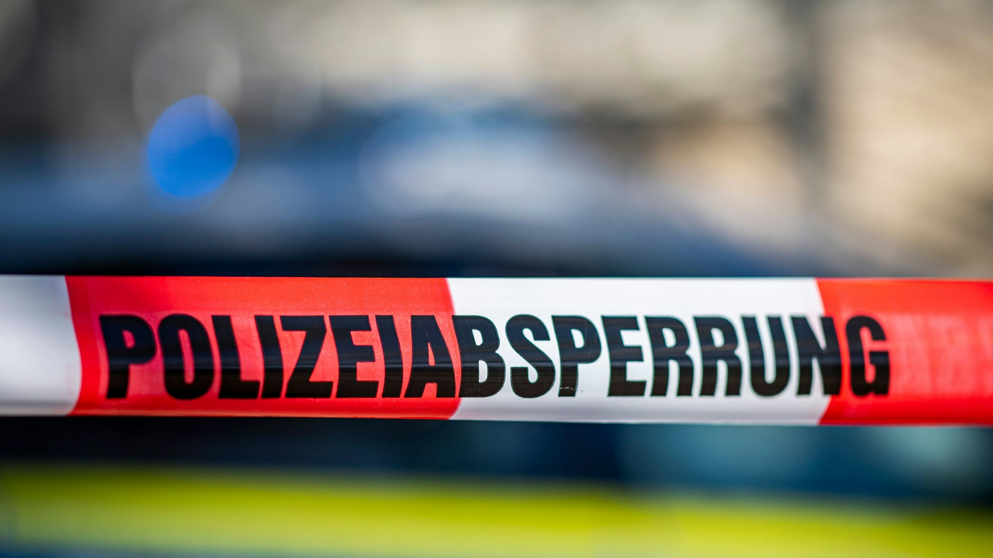Ein Absperrband mit der Aufschrift „Polizeiabsperrung“