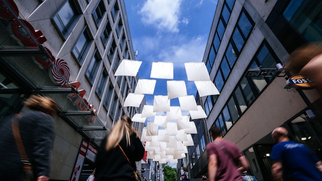 Damit Passanten im Sommer „nicht heißlaufen“ hängen in der Hohe Straße Sonnensegel. Die Uni Köln begleitet das Projekt.