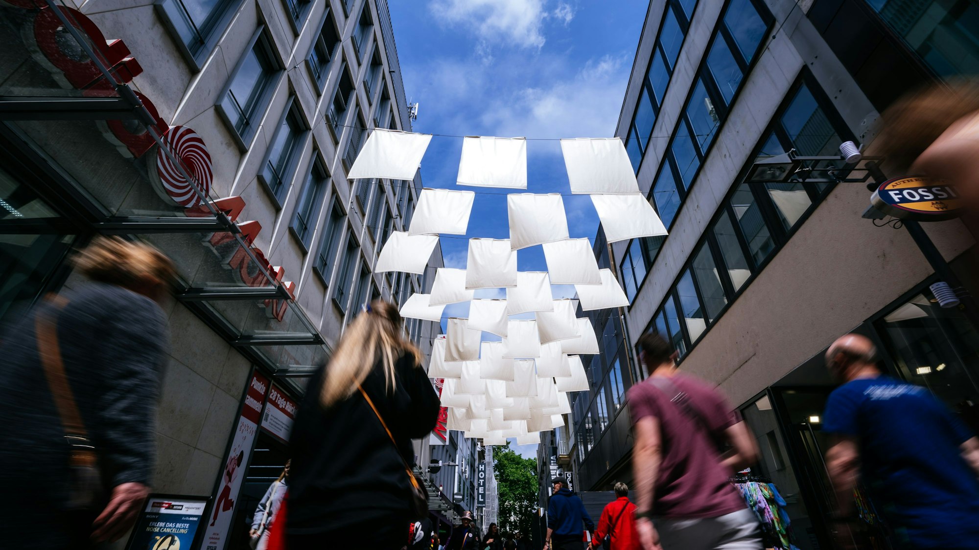 Damit Passanten im Sommer „nicht heißlaufen“ hängen in der Hohe Straße Sonnensegel. Die Uni Köln begleitet das Projekt.