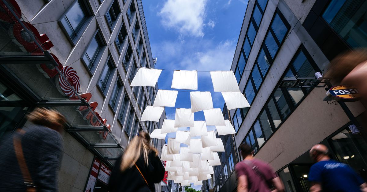Pilotprojekt in Köln: Das steckt hinter den Tüchern auf der Hohe Straße