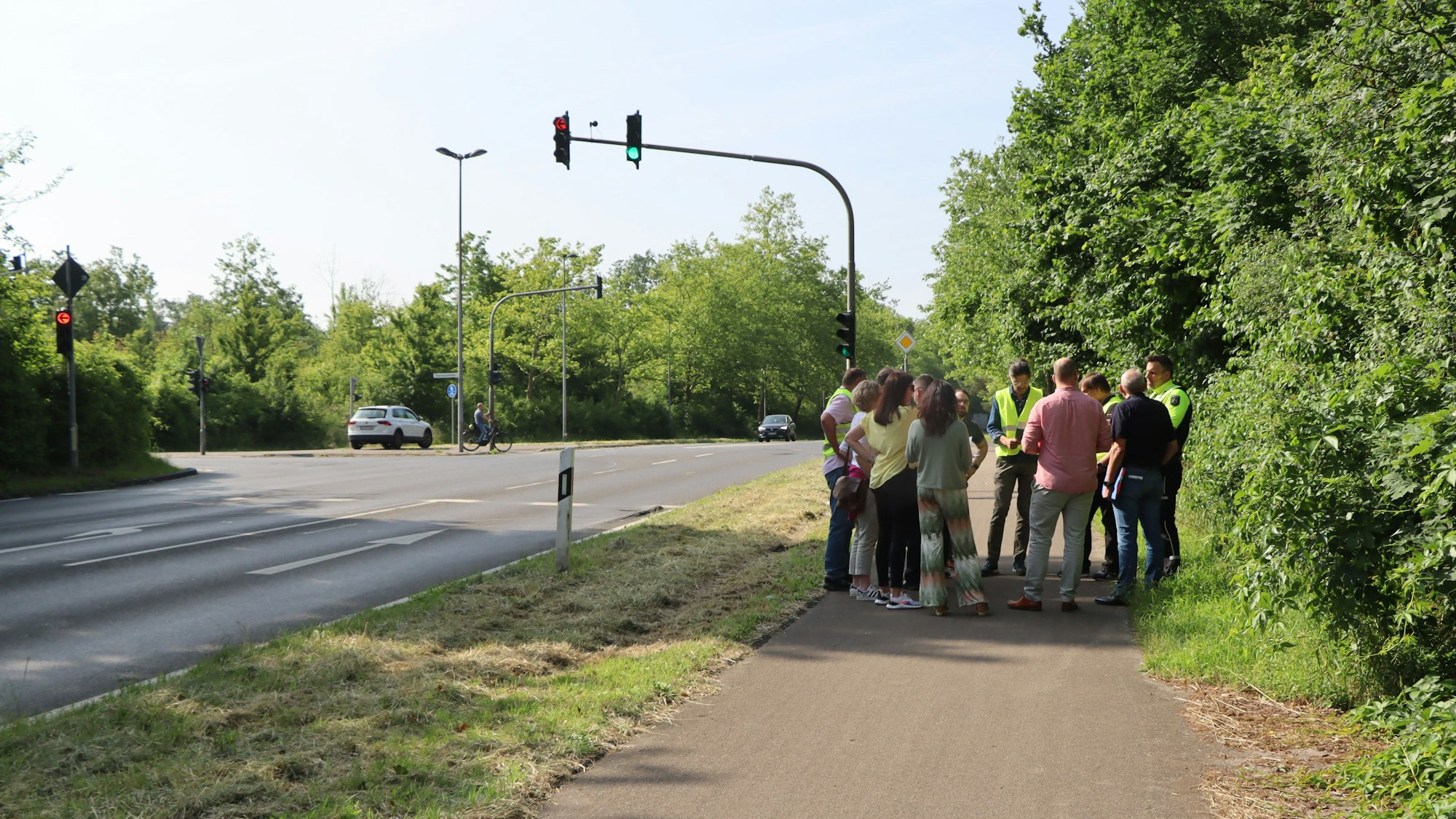 Ein Gremium mit Mitarbeitern der Hürther Stadtverwaltung, der Kreisverwaltung, der Polizei des Rhein-Erft-Kreises und von Straßen NRW haben sich am Freitagvormittag die Unfallstelle auf der Frechener Straße angesehen.