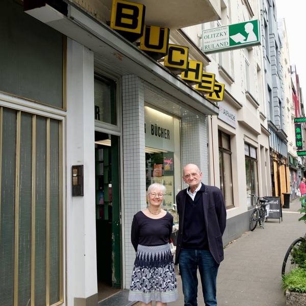 Eine Frau und ein Mann stehen vor Buchhandlung an der Luxemburger Straße.