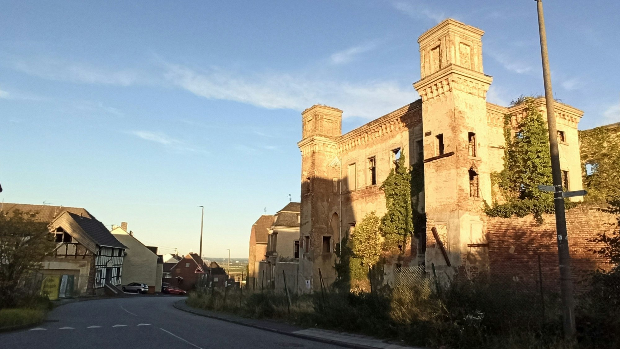 Die verwaiste Burgruine Hemmerich im Sonnenschein.