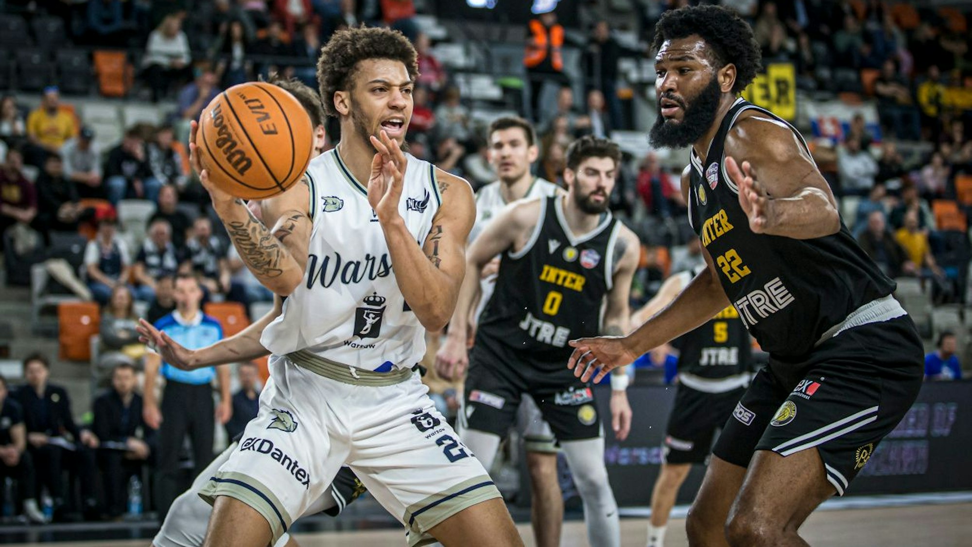 Flügelspieler Alijah Comithier (links) hat einen Vertrag bei den Telekom Baskets Bonn bis 2027 unterzeichnet.