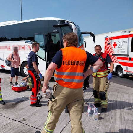 Zahlreiche Kräfte von Feuerwehr und Rettungsdienst waren zur Autobahnraststätte nach Siegburg gekommen.