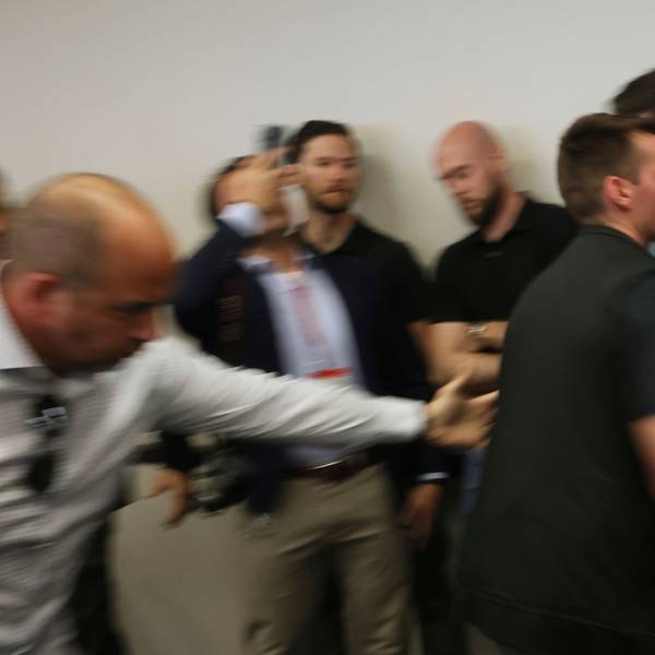 Der kalifornische Senator Alex Padilla (2.v.r) wird aus dem Raum gedrängt, als US-Heimatschutzministerin Noem eine Pressekonferenz zu den jüngsten Protesten in Los Angeles abhält.