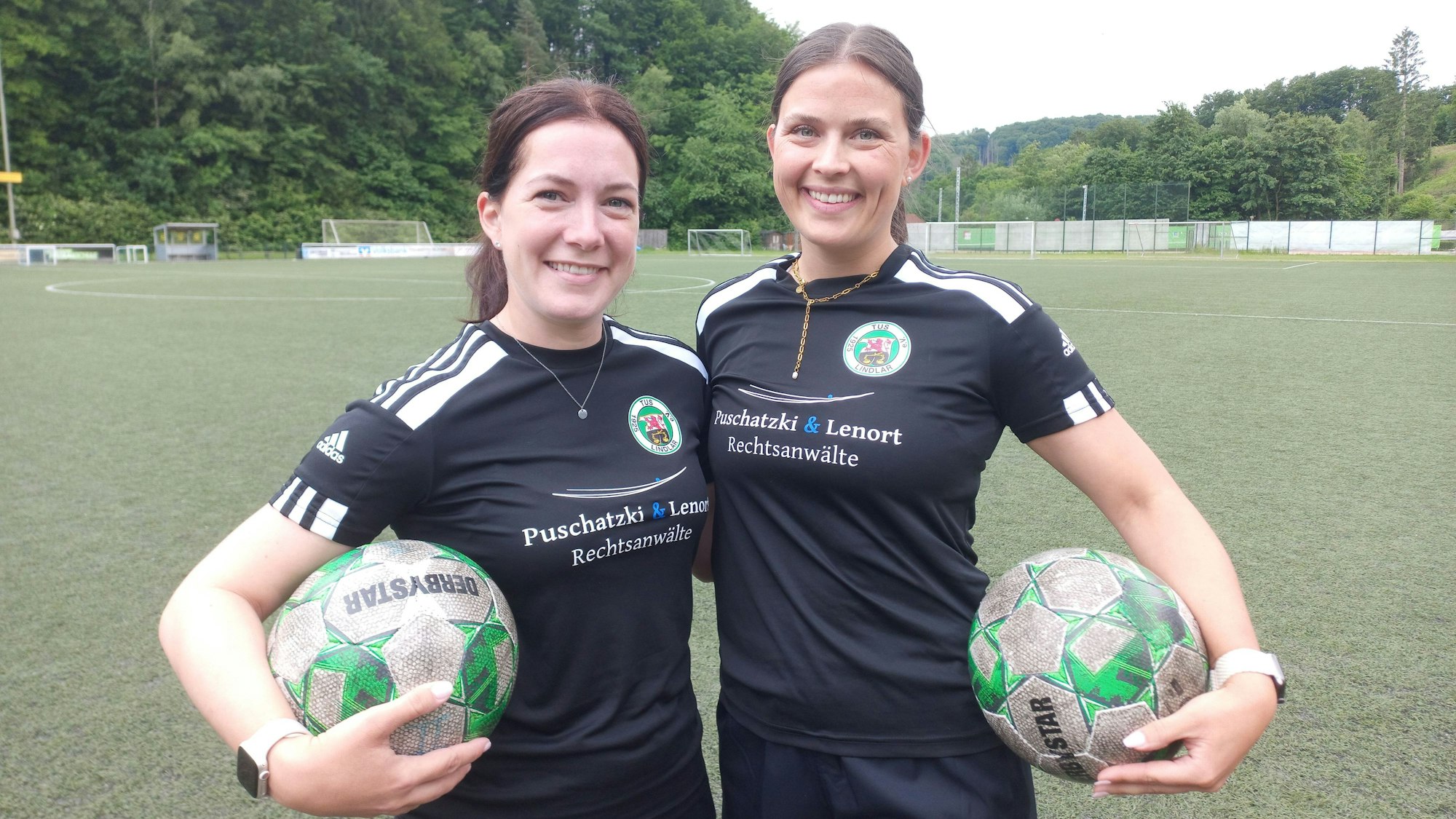 Die Schwestern Jessica Broich und Jacky Müller lachen in die Kamera.
