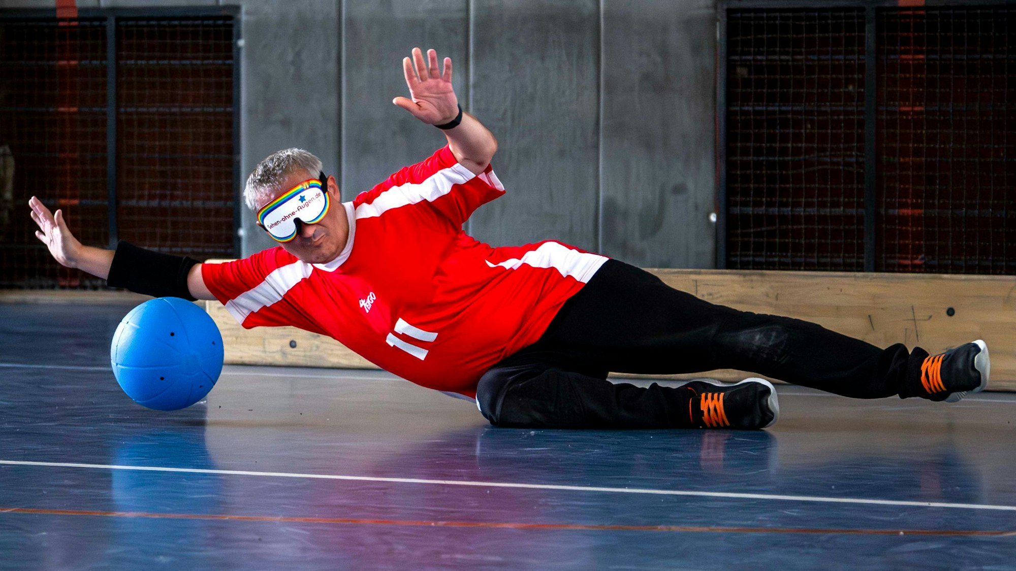 Das Bild zeigt Michael Breidbach in Aktion. Der sehbehinderte Sportler versucht, einen Ball zu halten.