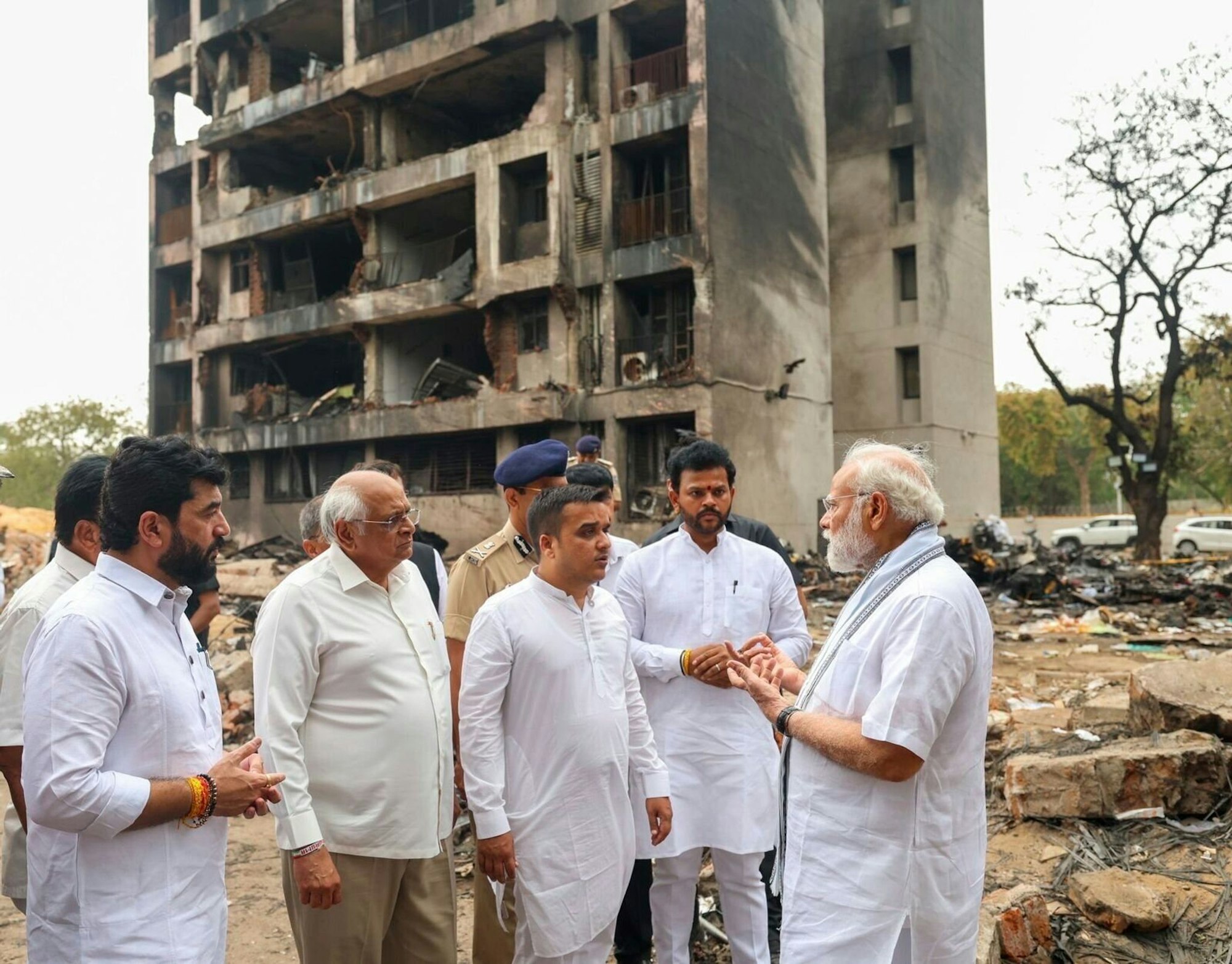 An der Absturzstelle machte sich Modi ein Bild von der Katastrophe.