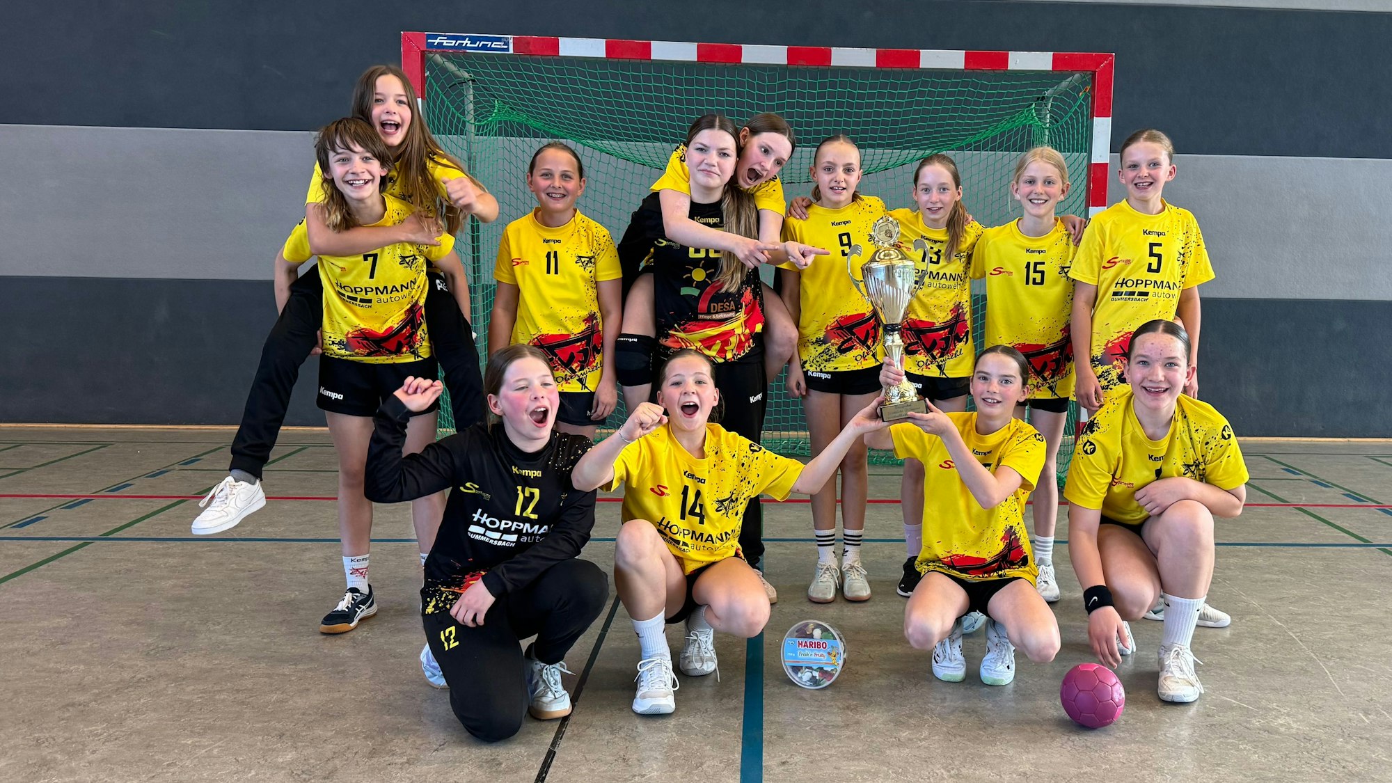 Eine Mannschaftsbild mit Pokal.