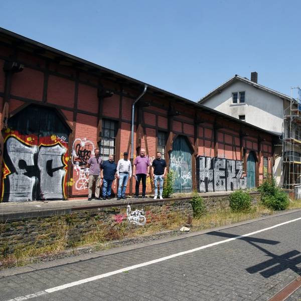 Der ehemalige Güterschuppen (l.) soll in seinem ursprünglichen Zustand wiederhergestellt und in ein Restaurant verwandelt werden. Der alte preußische Dorfbahnhof, der 1884 von Recklinghausen nach Ründeroth kam, wird zum Hotel mit zwölf Zimmern umgebaut.