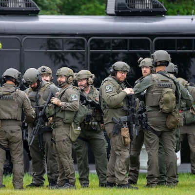 Beamte der Strafverfolgungsbehörden, darunter die örtliche Polizei, Sheriffs und das FBI, stehen weniger als eine Meile vom Unglücksort in Brooklyn Park, Minnesota entfernt. Die demokratische US-Politikerin Melissa Hortman und ihr Ehemann sind erschossen worden.