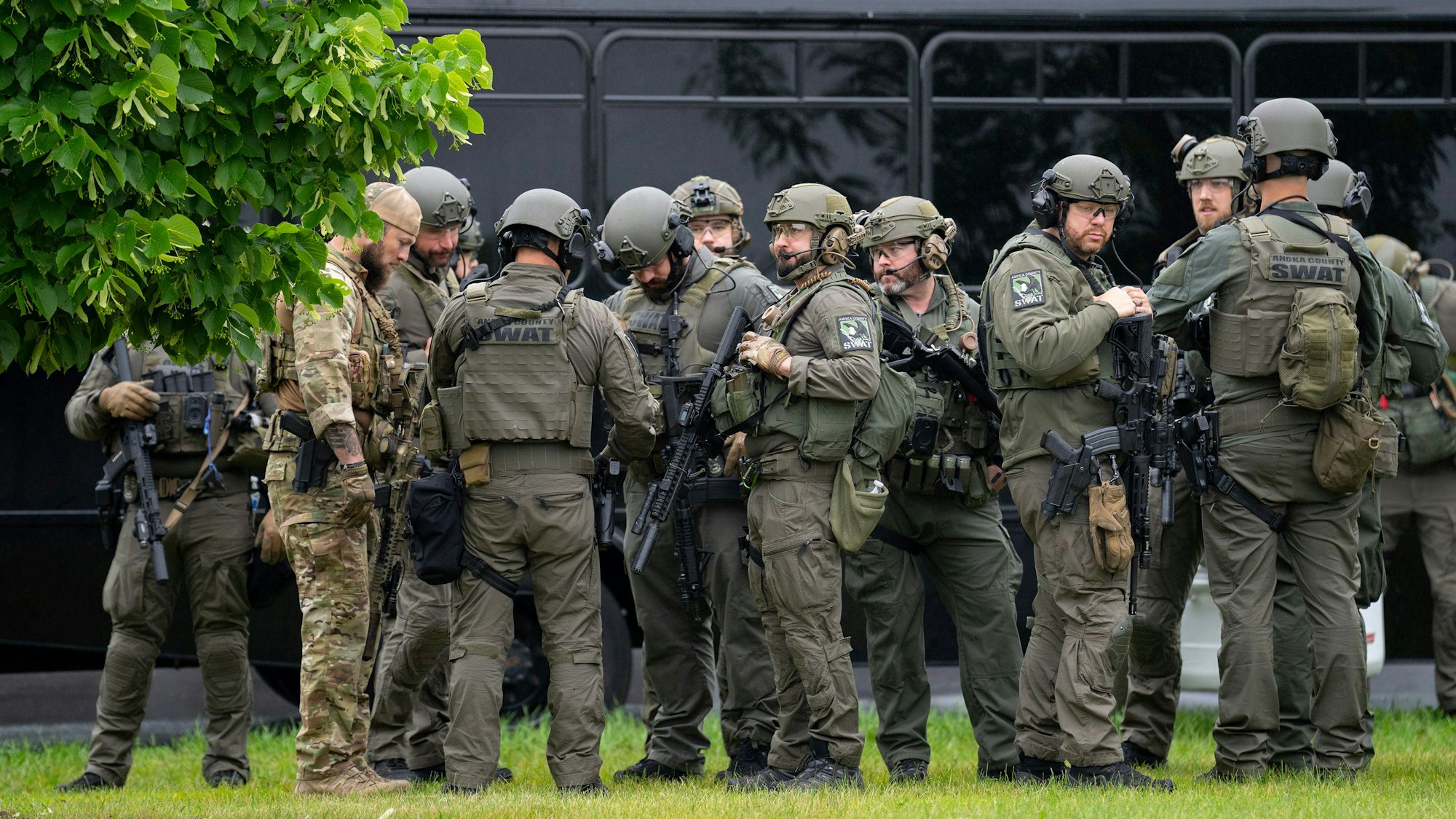 Beamte der Strafverfolgungsbehörden, darunter die örtliche Polizei, Sheriffs und das FBI, stehen weniger als eine Meile vom Unglücksort in Brooklyn Park, Minnesota entfernt. Die demokratische US-Politikerin Melissa Hortman und ihr Ehemann sind erschossen worden.