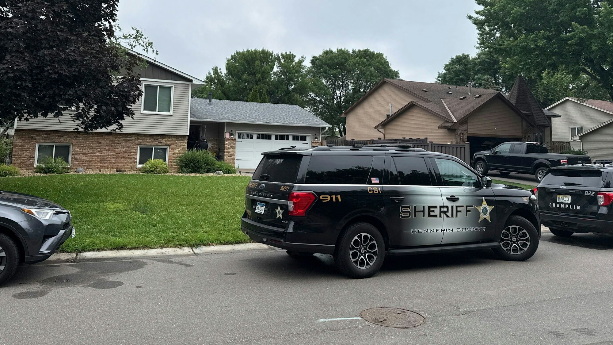 Polizei und Strafverfolgungsbehörden untersuchen in Champlin, Minnesota, das Haus von Senator John Hoffman und seiner Frau, auf die zuvor mehrfach geschossen wurde.