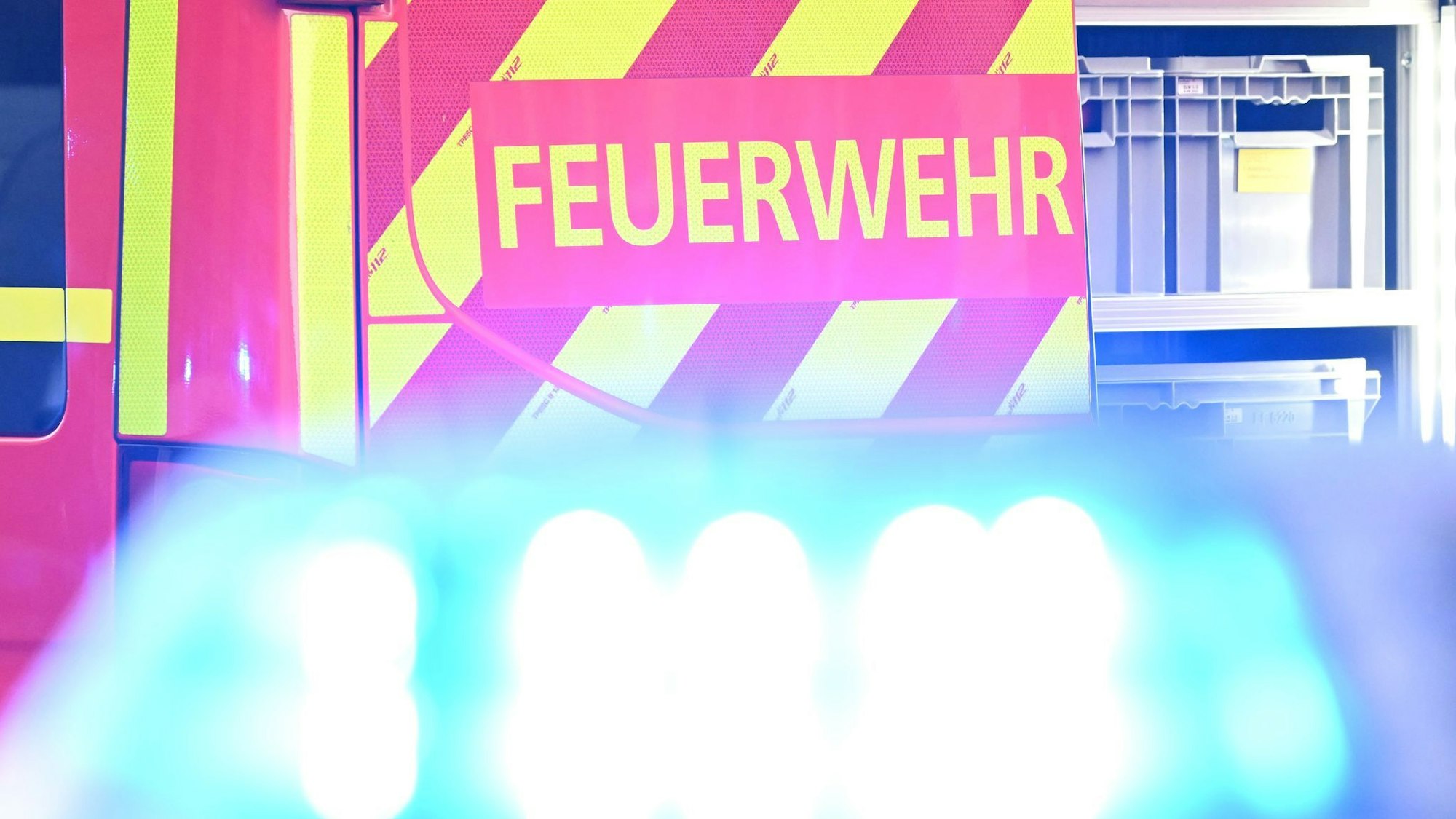 Der Schriftzug „Feuerwehr“ auf einem Einsatzwagen. (Symbolbild)