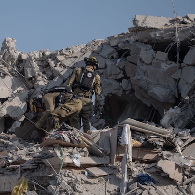 Rettungskräfte begutachten die Schäden und suchen nach Opfern, nachdem eine iranische Rakete in Rishon Lezion eingeschlagen ist und dabei mindestens zwei Menschen getötet und mehrere weitere verletzt wurden.