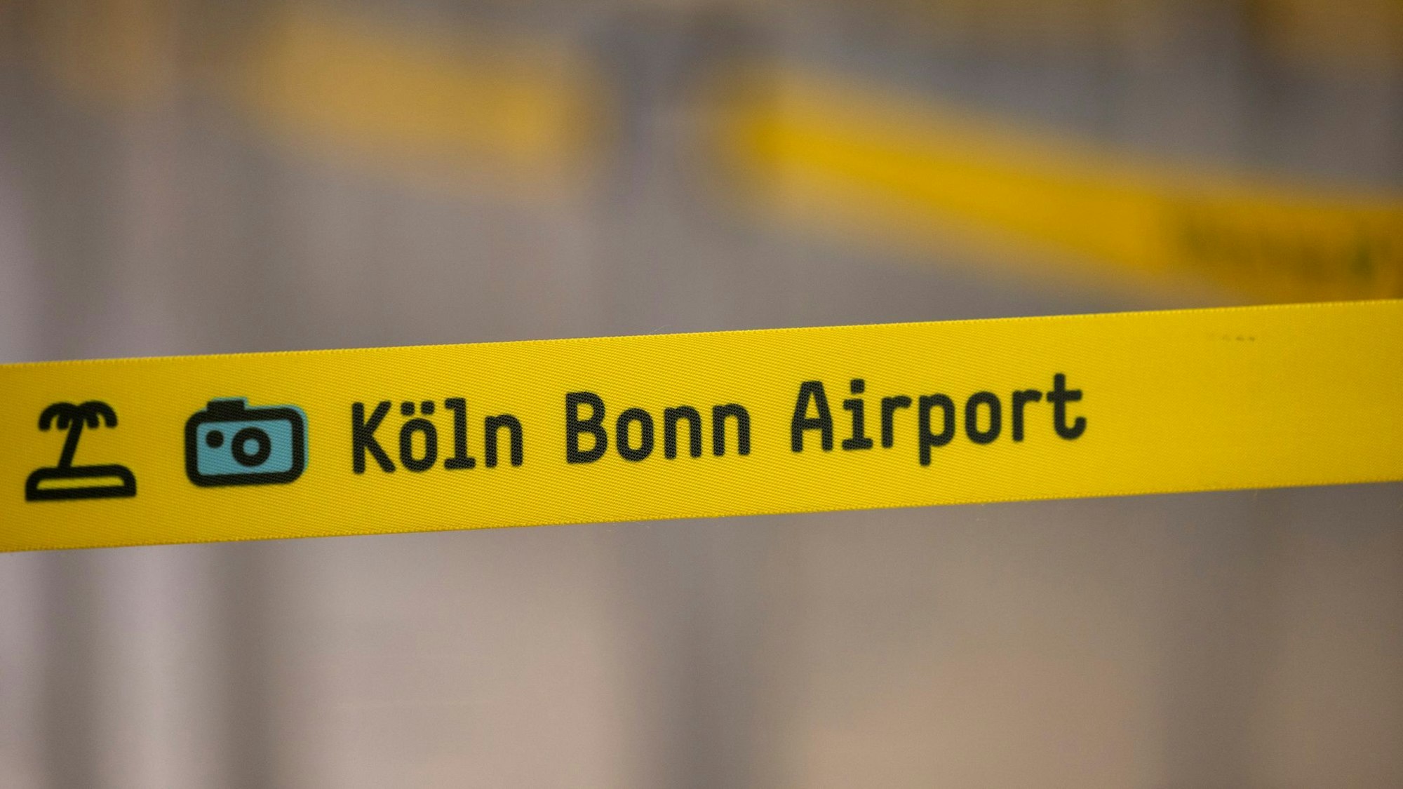 An den Check-In-Schaltern im Flughafen Köln/Bonn mussten die Passagiere länger warten als gewöhnlich. Der Grund: Eine kaputte Gepäcksortieranlage. (Archivbild)